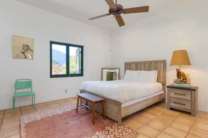 La chambre 10 se trouve dans la Casita et dispose d'un lit Queen et d'une télévision.