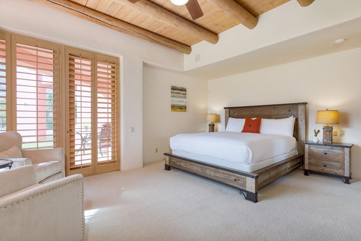 Sovrum 7 ligger i tennishuset och har en queensize-seng, TV, eget badrum och tillgång utomhus.