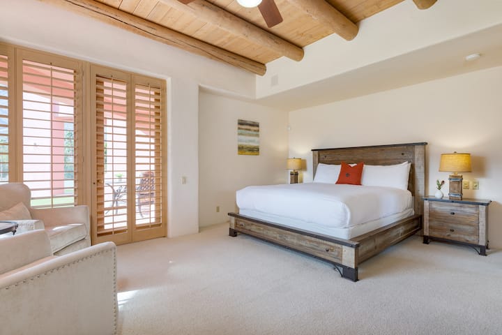 La chambre 7 se trouve dans la maison de tennis et dispose d'un lit queen size, d'une télévision, d'une salle de bains privative et d'un accès extérieur.