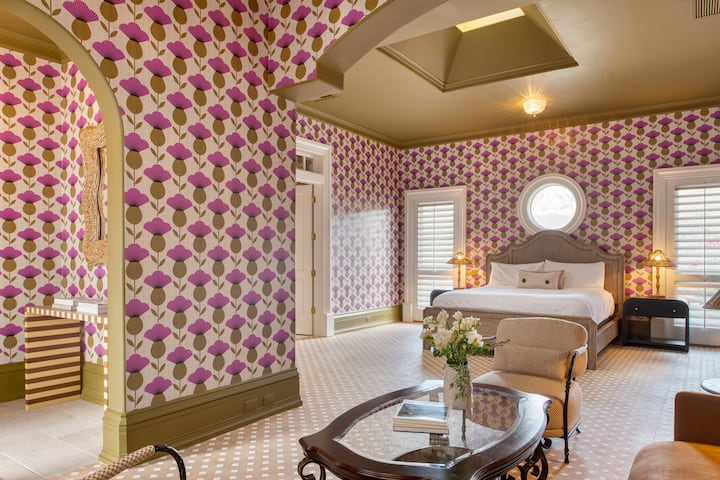 Hacienda Suite B : lit King Size Cali, salle de bain attenante, TV, coin salon. Entrée privée, accessible uniquement à partir de la cour intérieure de l'eau.