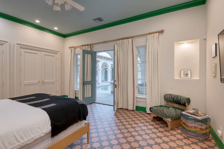 La chambre 4 de l'Hacienda dispose d'un lit queen size, d'une télévision, d'une salle de bains privative et d'un accès à la cour.