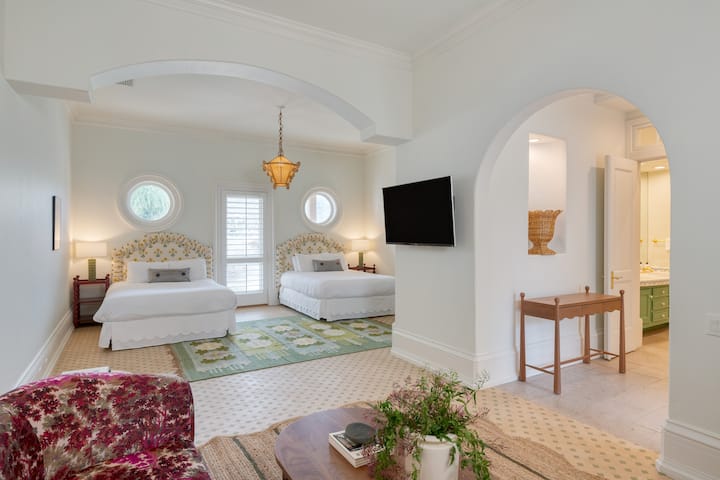 Hacienda Suite A : 2 lits queen size, salle de bain attenante, TV. Entrée privée, non reliée à l'Hacienda, et avec un accès direct à la cour.