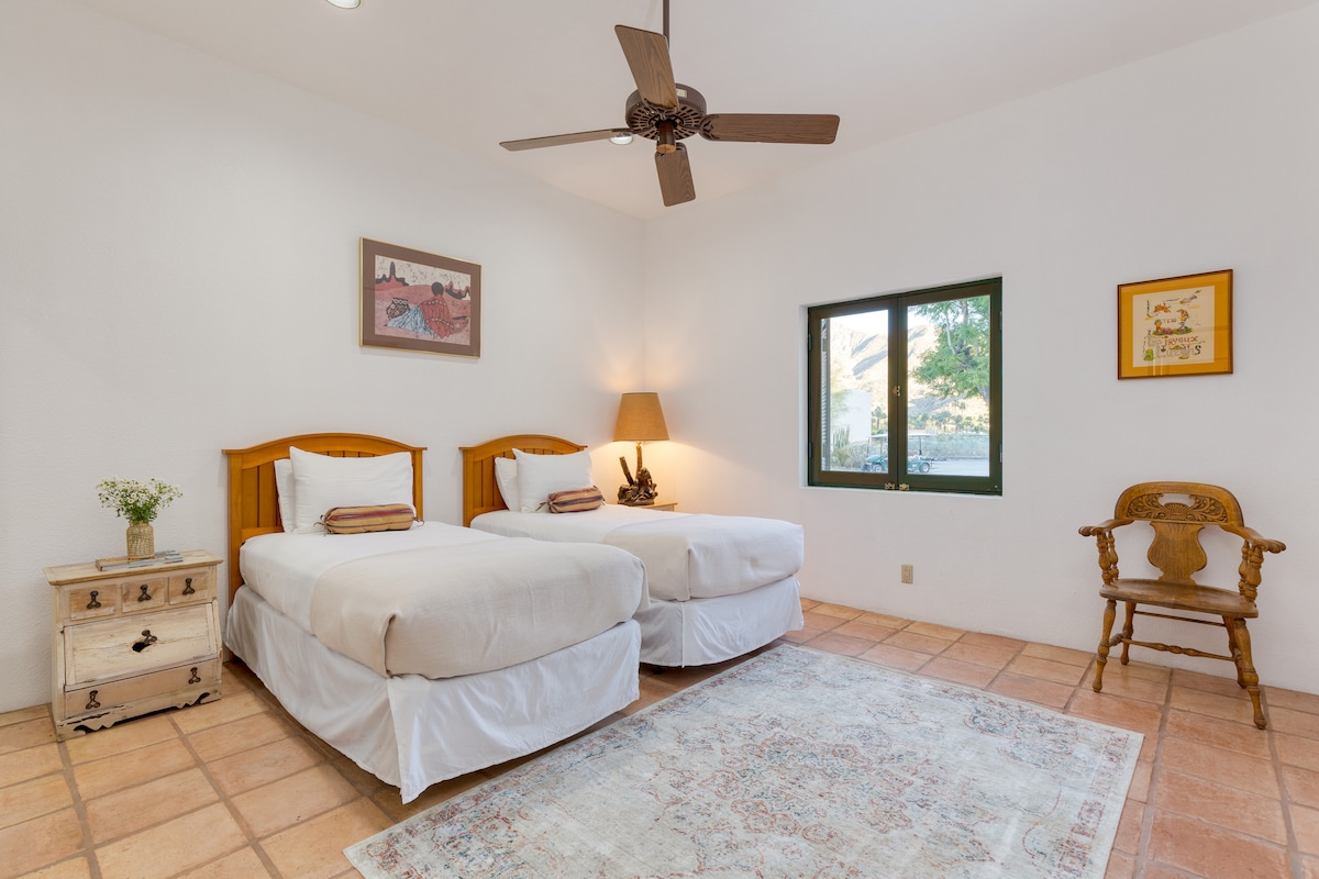 Sovrum 11 ligger i Casita och erbjuder två enkelsängar, ett eget badrum och en TV.