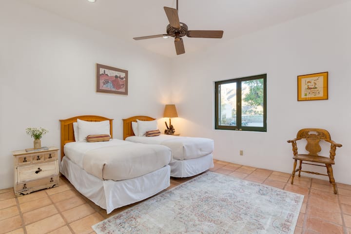 La chambre 11 est dans la Casita et dispose de deux lits jumeaux, une salle de bains privative et une télévision.