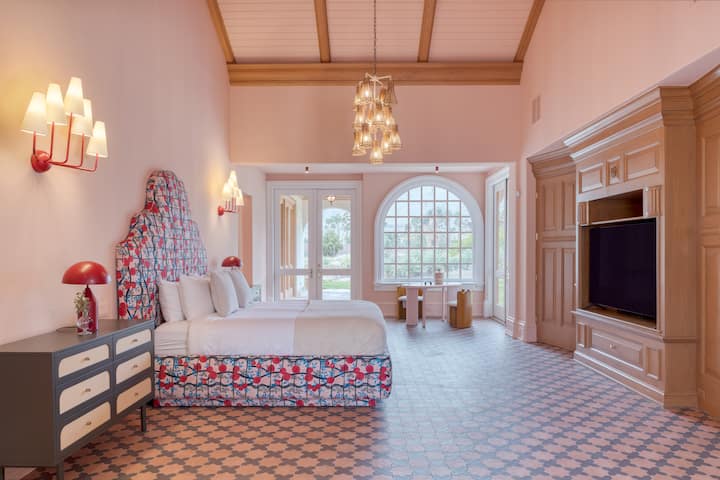 Suite principale de l'Hacienda : lit Cali-king, salle de bain attenante, télévision, patio, salle de sport, ses salles d'eau, baignoire/douche partagée et salle de bain 3/4.