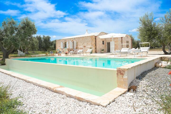 Trullo Delori with infinity Pool gallery image 2