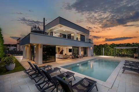 Villa Zorina heated pool 45 m2, Jacuzzi & sauna