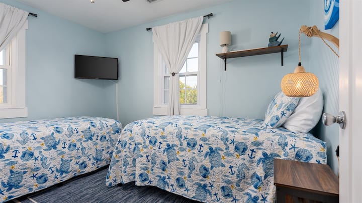 ห้องนอนชั้นบน 3 พร้อมเตียงแฝด 2 เตียง