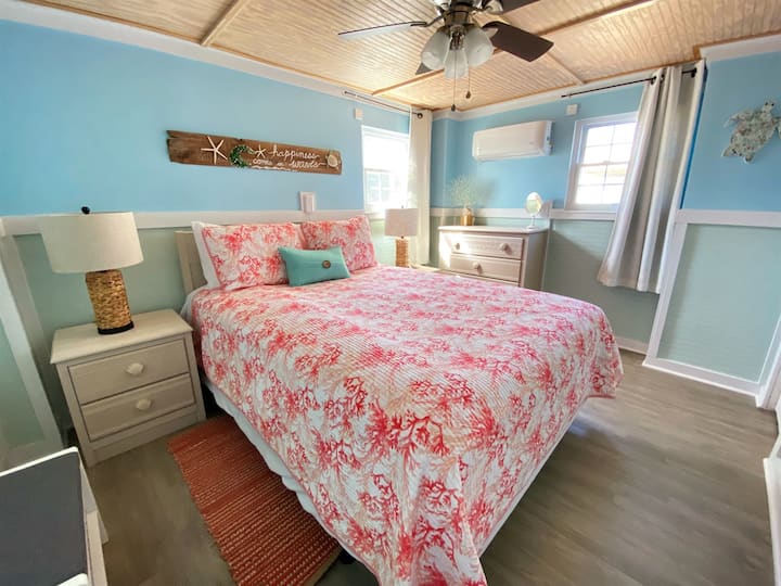 ห้องนอนควีนไซส์หลักชั้นล่าง