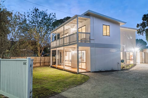 Big Isle Retreat - Walk to Beach, Pool Table, BBQ!