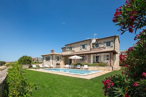 Popular Airbnb listing: Rustic Villa Rorripa with a pool in Istria in štifanići Stifanici