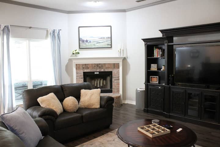 Park View Retreat | Perfect For Families & Work - Fort Worth, TX