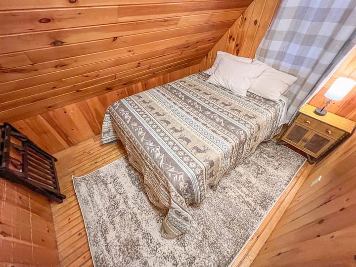 На горния етаж има спалня (има врата)