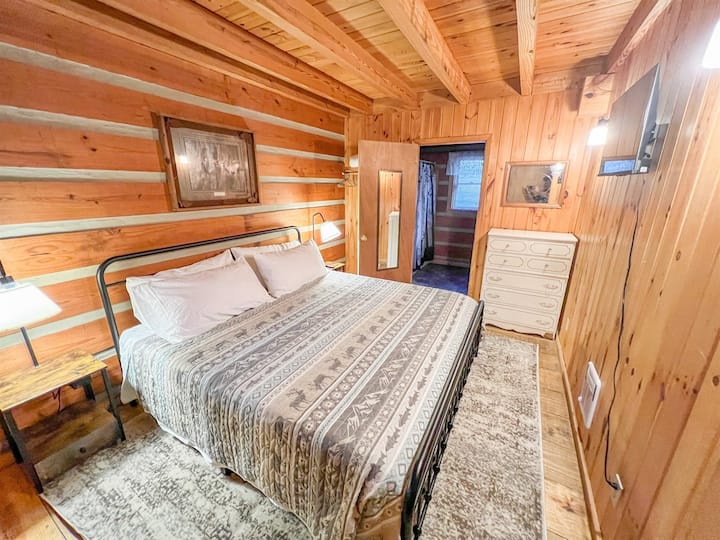 Основна спалня „Суперголямо двойно легло“