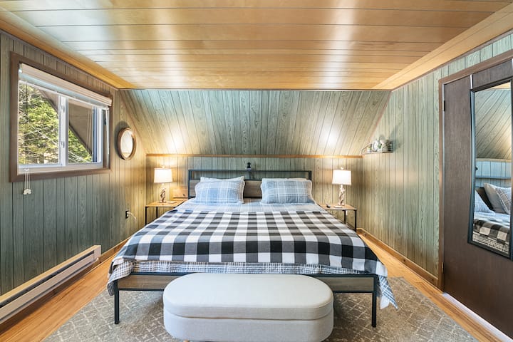 Dormitorio principal en el nivel superior con colchón de espuma viscoelástica tamaño king, transmisión de TV Roku.