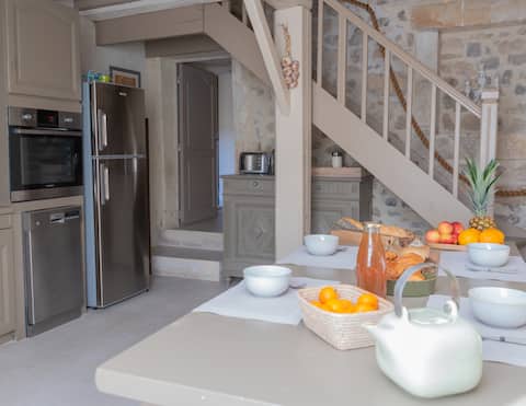 Juliette's house with swimming pool and garden