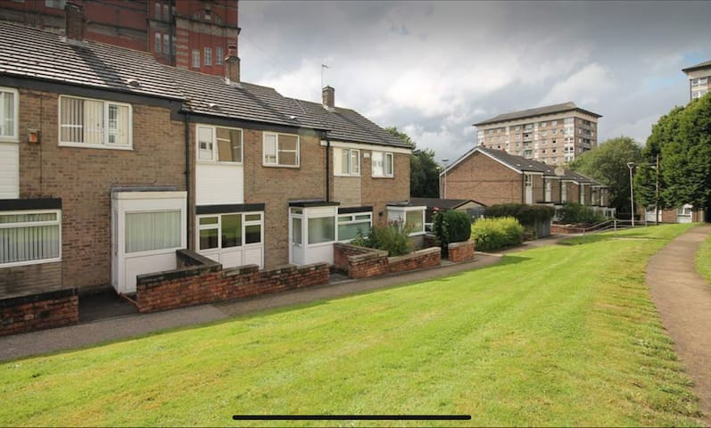 Lovely 3-Bed House in Bolton Greater Manchester