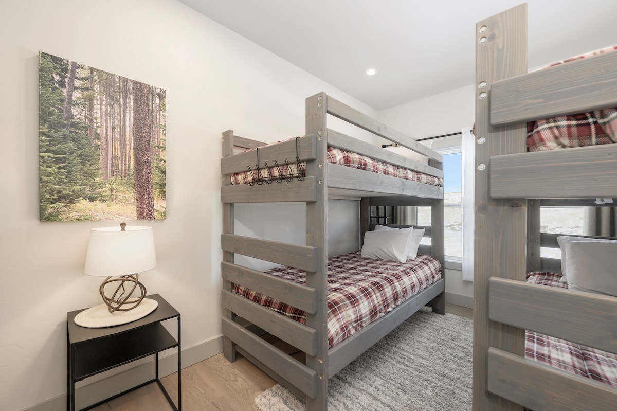 La diversión y la comodidad se combinan en la caprichosa litera, lista para historias y sueños.