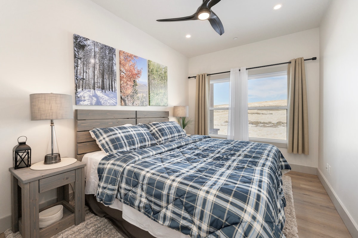 Despiértate renovado en el ambiente sereno del dormitorio de invitados, completo con ropa de cama exuberante.