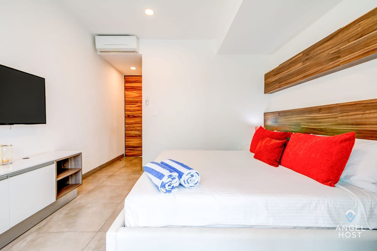 Relaksohu në dhomën e gjumit të qetë me një krevat dopio "king" dhe thekse moderne