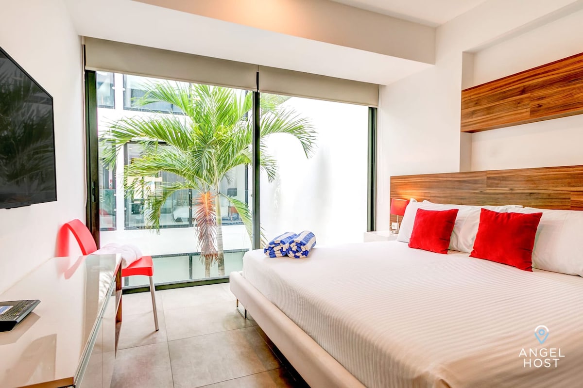 Dhomë gjumi e ndritshme dhe e rehatshme me krevat dopio "king" dhe ballkon privat