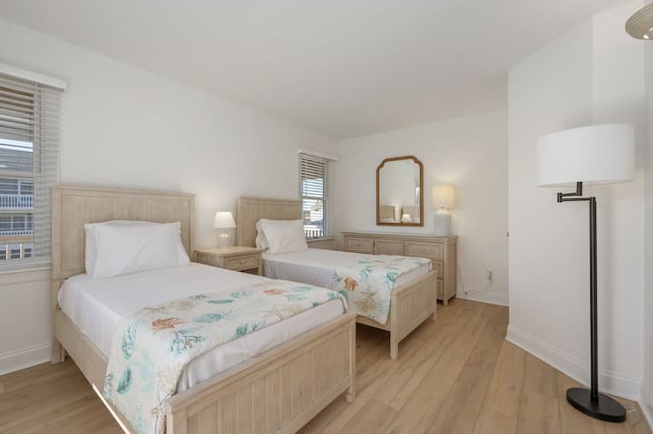 غرفة نوم مزدوجة في الطابق الأوسط مع حمام كامل