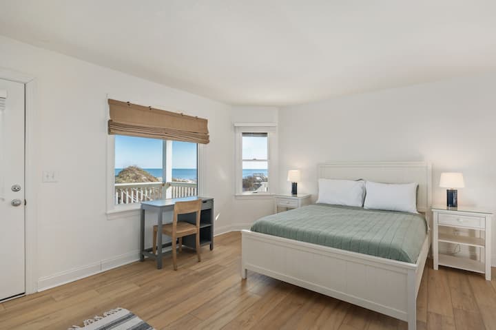 غرفة نوم تضم سرير كوين في الطابق الأوسط مع حمام كامل - جناح عائلي