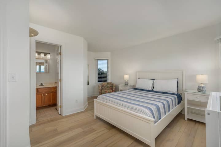 غرفة نوم تضم سرير كوين في الطابق الأوسط مع حمام كامل - جناح عائلي