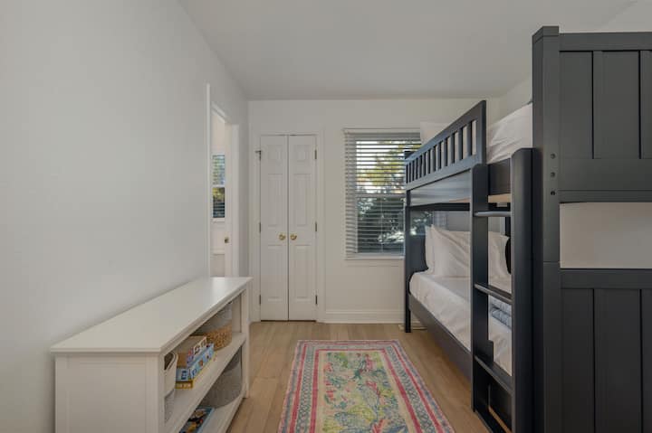 غرفة بسرير بطابقين بطابقين متوسط مع حمام كامل