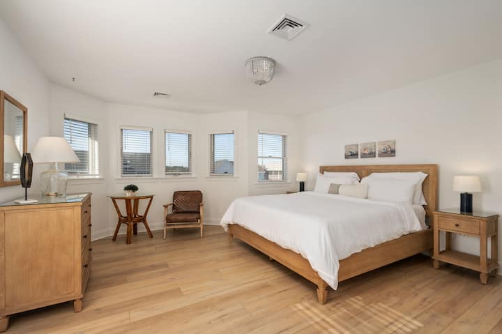 غرفة نوم تضم سرير كينج في الطابق العلوي بحمام كامل ملحق