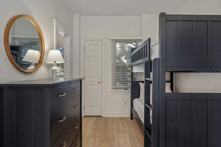 غرفة بسرير بطابقين بطابقين في الطابق السفلي مع حمام كامل