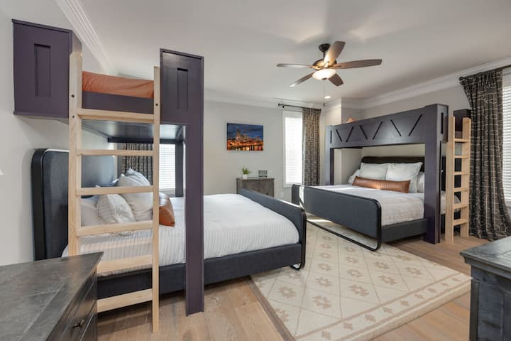 მე-3 სართული: მე-2 საძინებელი 2 ორადგილიანი ორსართულიანი საწოლით, სმარტ-ტელევიზორითა და სააბაზანოთი.