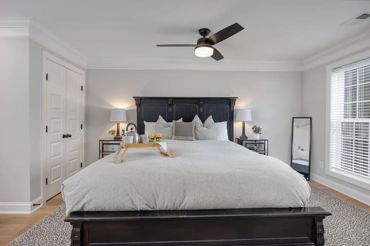 I სართული: ძირითადი საძინებელი დიდი საწოლით, სმარტ-ტელევიზორითა და სააბაზანოთი.