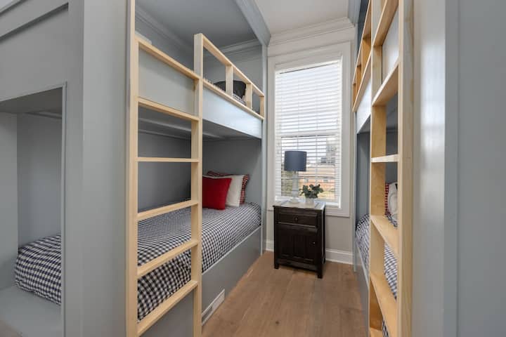 მე-3 სართული: მე-3 საძინებელი 2 ორადგილიანი ორსართულიანი საწოლით, სმარტ-ტელევიზორითა და სააბაზანოთი.