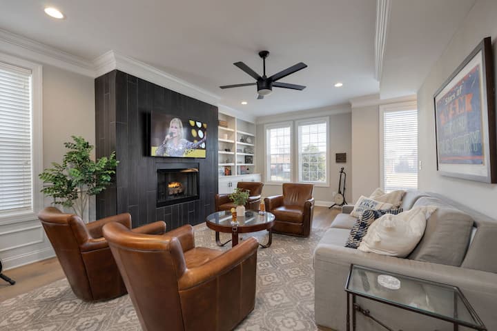 მე-2 სართული: ნათელი ღია საცხოვრებელი სივრცე კომფორტული დასაჯდომით, ბუხრითა და სმარტ-ტელევიზორით.