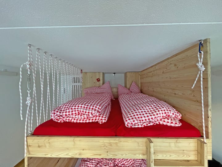 Titlis Lodge Engelberg的上层床是攀岩爱好者的特别体验。