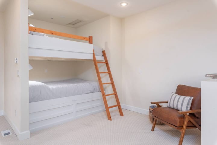 U loftu se nalazi bračni krevet na kat (bračni krevet na vrhu i dnu), kauč na razvlačenje za dodatni prostor za spavanje i pametni TV za zabavu.