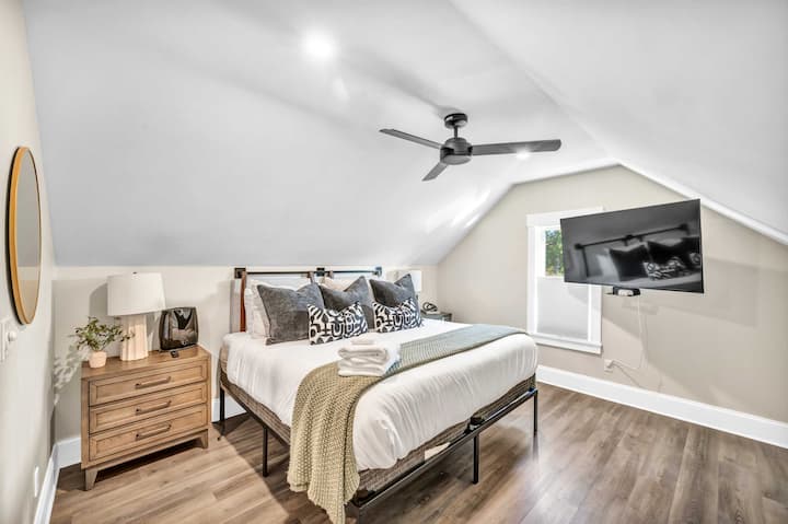 Relájate con comodidad.
Este acogedor dormitorio cuenta con una lujosa cama, tonos relajantes y un elegante ventilador para mantenerte fresco y cómodo toda la noche.