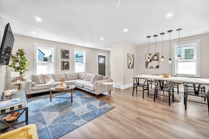 ¡Vida luminosa y espaciosa para la familia y los amigos!
Vida de concepto abierto con abundante luz natural, decoración elegante y un ambiente acogedor. Perfecto para reuniones y relajación cerca de los lugares más populares de Cleveland.