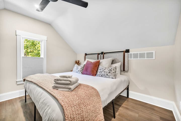 Desplázate en una cómoda cama rodeada de una decoración de buen gusto, almohadas acogedoras y una relajante paleta de colores.