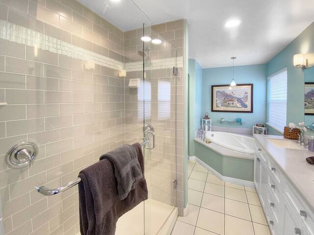 Massive Luxury Beach Home – Fire Pit, AC, Garage! gallery image 3