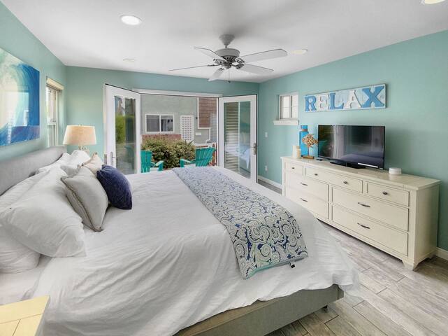 Massive Luxury Beach Home – Fire Pit, AC, Garage! gallery image 4