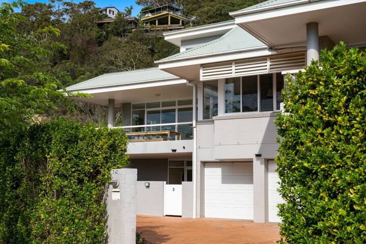 Designer Retreat Meets Vibrant Beachside Living gallery image 5