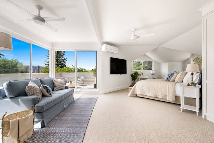 Designer Retreat Meets Vibrant Beachside Living gallery image 4