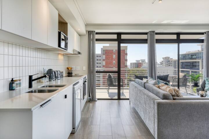 Central modern Sea point Gem | No Loadshedding gallery image 5