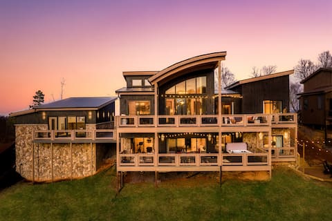 VIEWS! Pool-peloton-game room-theater-hot tub!