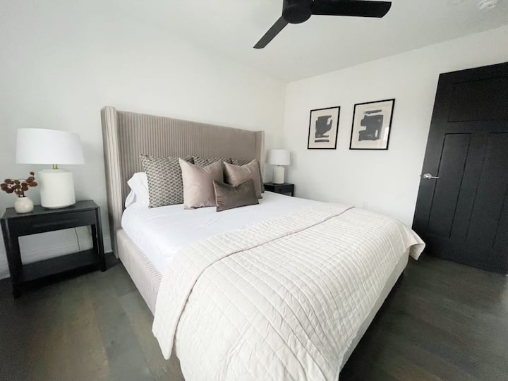 Ამ მყუდრო კუთხეში საოცნებო ქვეყანა გელით. Თქვენი საკურთხეველი კლივლენდის შუაგულში. Კეთილი იყოს თქვენი მობრძანება უსაყვარლეს ოცნებებში!