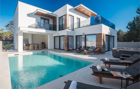 Lovely home in Zambratija with kitchen