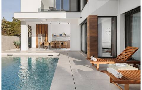 Lovely home in Zambratija with kitchen