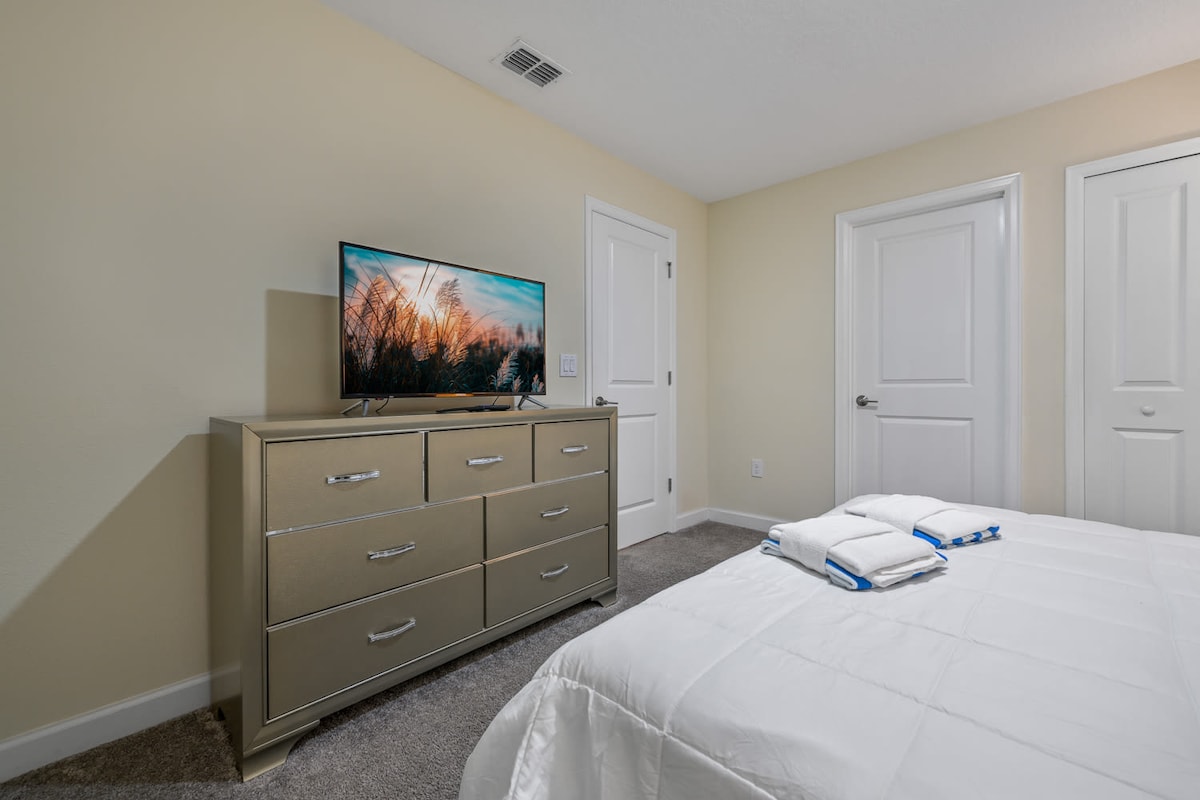 غرفة نوم بسرير كبير